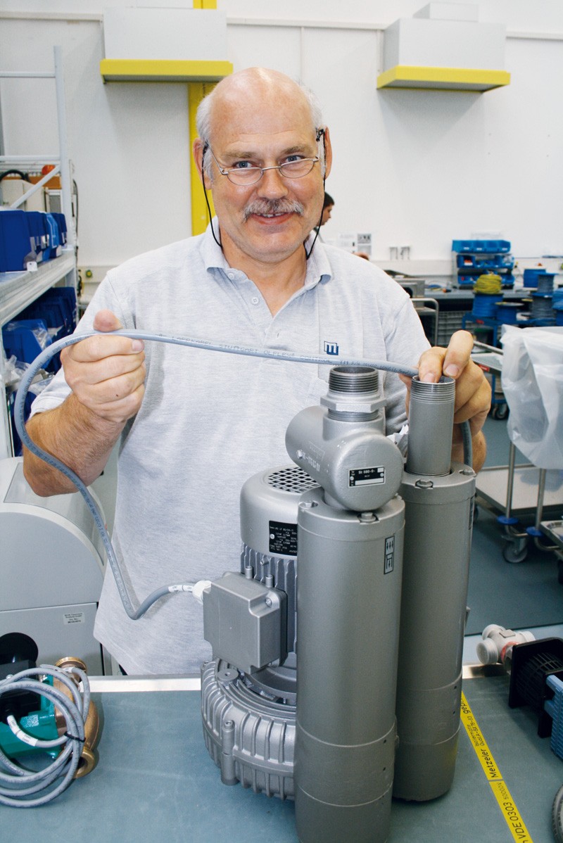 M+W Group'un elektrik şefi, mühendis Peter Hasenauer, ÖLFLEX® kontrol kablosunu, lateral kanal vantilatörüne uyguluyor. M+W Group'un elektrik şefi, mühendis Peter Hasenauer, ÖLFLEX® kontrol kablosunu, lateral kanal vantilatörüne uyguluyor.